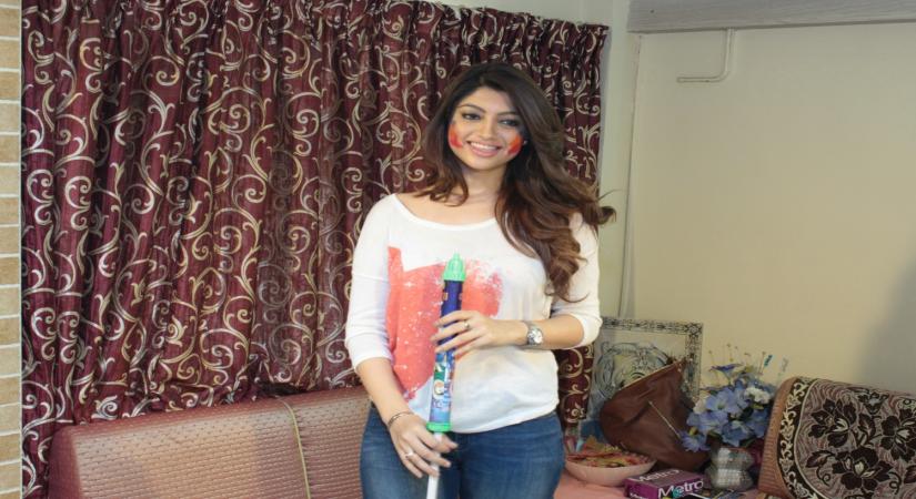 Mumbai: Actress Akanksha Puri celebrates Holi in Mumbai, on March 21, 2016. (Photo: IANS)