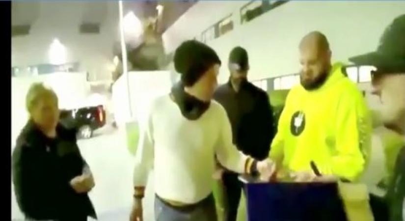 Coldplay frontman Chris Martin recently snapped at fans who seemed too excited to get his autograph. A video is doing the rounds on Interent shows Martin at the fans outside the Hollywood Palladium.