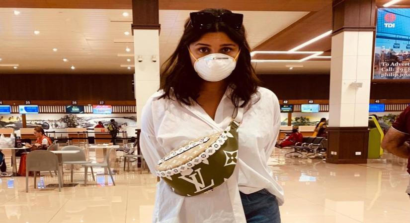 Actress Parineeti Chopra has uploaded an airport pic on Instagram where she can be seen wearing a white mask to protect herself from coronavirus.(Photo: instagram@parineetichopra)