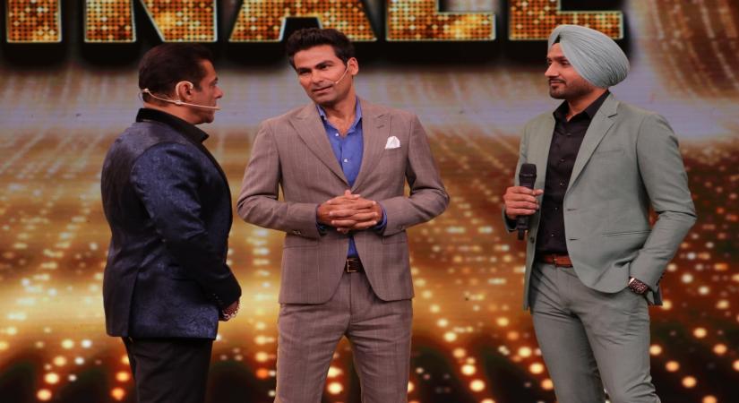 Caption: Actor Salman Khan along with former India cricketers Harbhajan Singh and Mohammad Kaif on the sets of Bigg Boss 13.