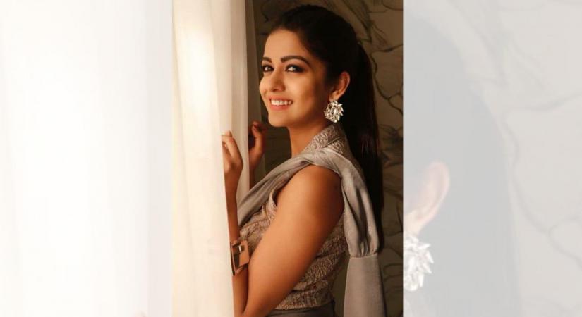 Actress Ishita Dutta, who is currently playing the lead role on the ongoing TV show "Bepanah Pyaar", has left her fans in awe of her new look.