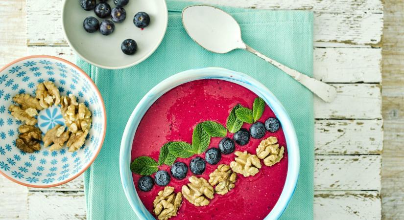 Walnut, Berry and Beetroot Smoothie Bowl