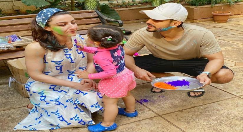 Mumbai, April 10 (IANS) Actor Kunal Kemmu on Friday posted a monochrome picture of his wife Soha Ali Khan and his daughter Inaaya.