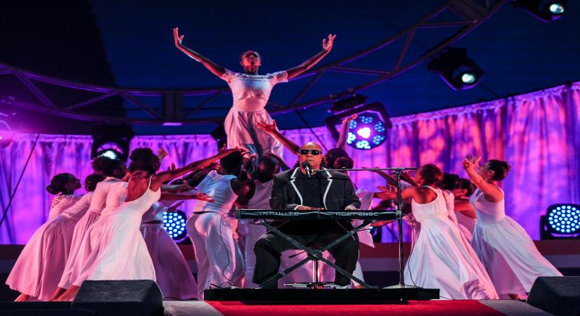 Los Angeles, April 19 (IANS) Legendary musician Stevie Wonder paid tribute to late music icon Bill Withers by moving rendition to his hit songs during his performance in star-studded "One World: Together At Home" virtual concert.
