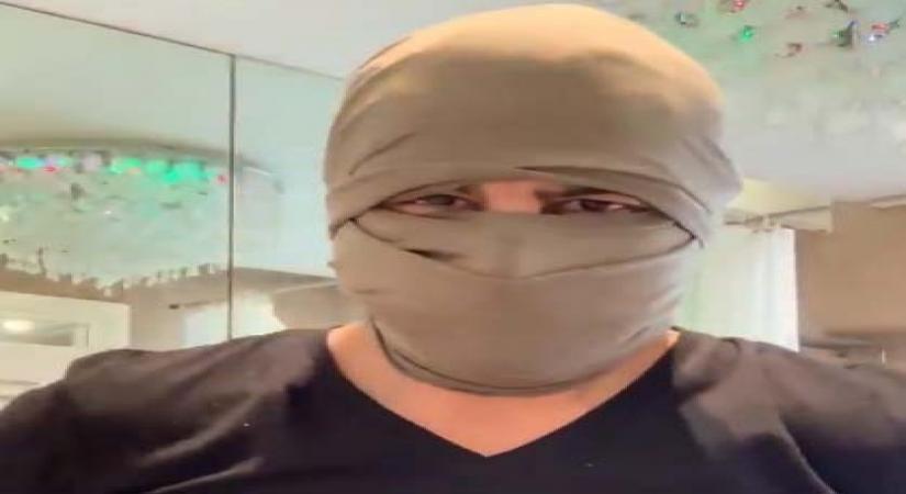 Ronit Roy makes mask out of a T-shirt.