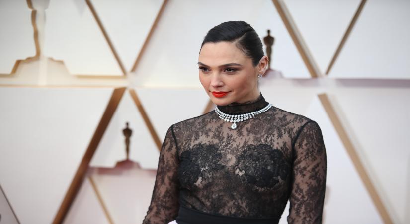 Los Angeles, April 10 (IANS) Actor Jamie Dornan has come forward to defend actress Gal Gadot's "Imagine" video, which went viral but was deemed "out of touch" by many social media users.