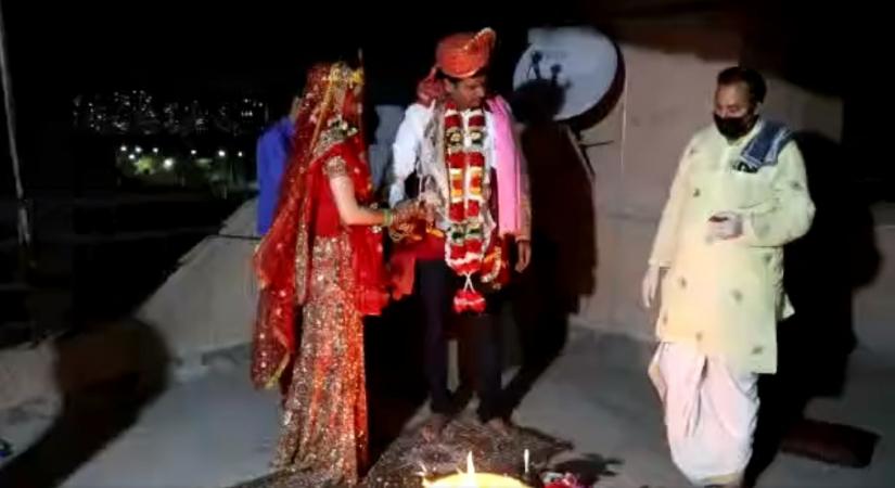 'Bigg Boss 2' winner Ashutosh Kaushik gets married on terrace amid lockdown.