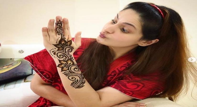 'Atma Nirbhar' Zareen applies Eid mehndi on her own.