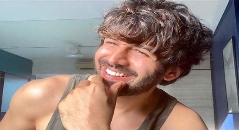Kartik Aaryan flaunts 'low pollution ka glow' in new pic.