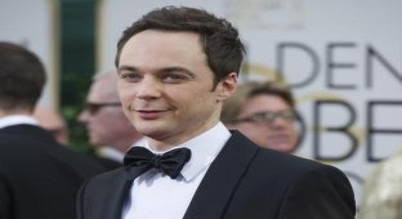 Los Angeles, May 9 (IANS) Amid the ongoing lockdown, "The Big Bang Theory" star Jim Parsons has bleached his hair to "shake things up" with his husband Todd Spiewak.