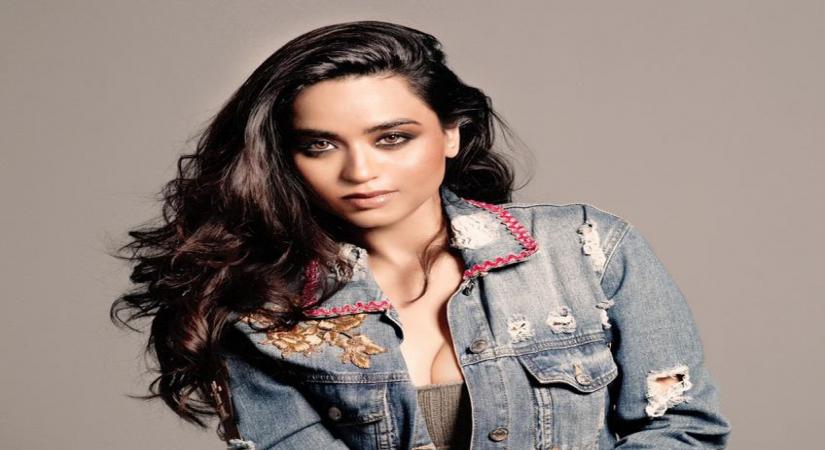 Los Angeles, May 20 (IANS) Actress Soundarya Sharma, who had approached the Indian embassy and Ministry of External Affairs for assistance to return to India amid a coronavirus pandemic, has opted out of travelling by the repatriation flight phase one so that people who are in distress can travel back home first.
