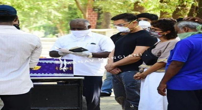 amir Khan, Kiran Rao attend funeral of actor's late assistant. (Photo Courtesy: Instagram/manav.manglani)