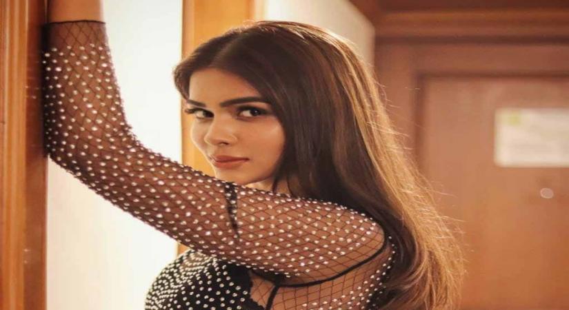 Charvi Saraf wants 'social media' distancing images.