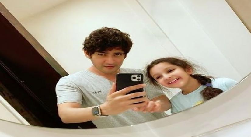 Mahesh Babu tries 'mastering mirror selfie' with daughter Sitara.