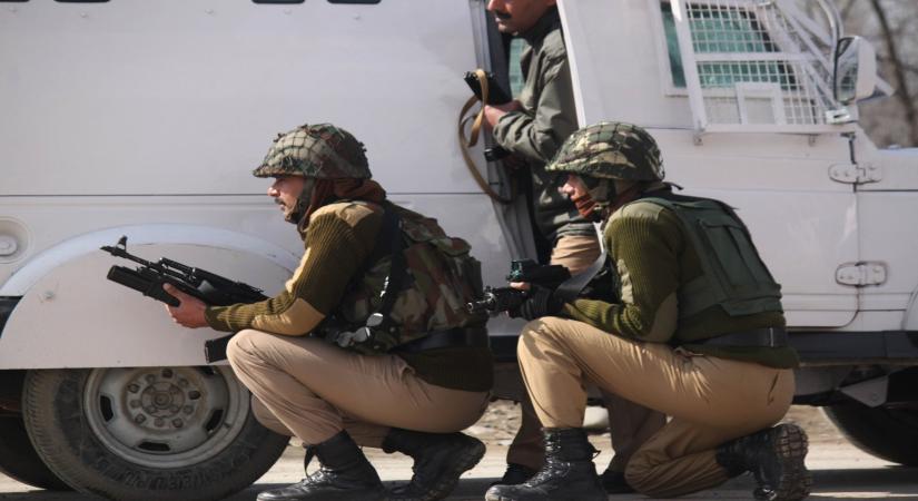 Pulwama: Army jawans take position during an encounter with militants in Pampore area of Jammu and Kashmir's Pulwama district on Feb 21, 2016. (Photo: IANS)