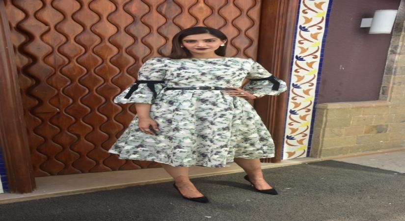 Mumbai, May 17 (IANS) Many girls look up to Sonam Kapoor Ahuja for fashion and beauty tips. But curling eyelashes is one that thing which the "Neerja" actress also finds it difficult to do.	(File Photo: IANS)