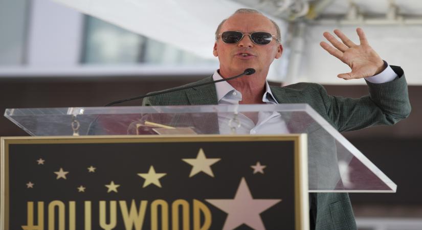 Los Angeles, June 23 (IANS) Hollywood star Michael Keaton is in talks to return to the DC universe as the caped crusader Batman.
