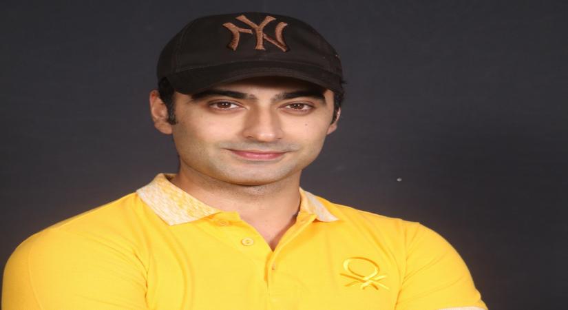 Mumbai, June 5 (IANS) Television actor Harshad Arora is happily spending time with a stray cat he rescued during the ongoing lockdown.