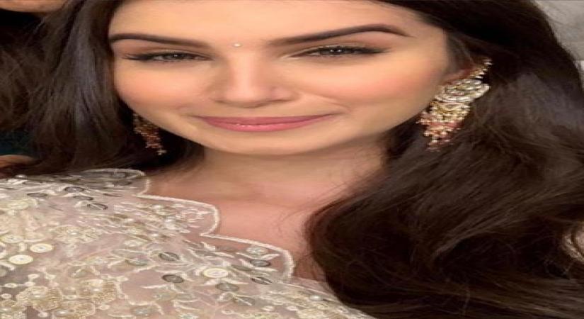 Mumbai, June 27 (IANS) Bollywood actress Tara Sutaria has posted a picture along with her new "bff".
