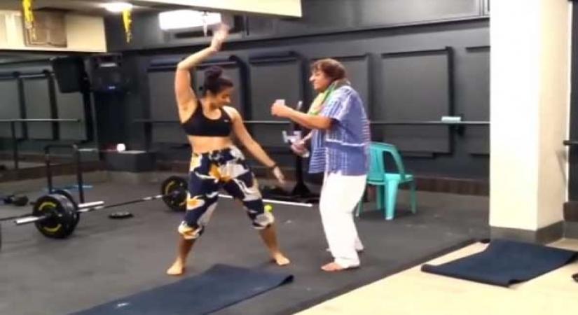 Ranjeet grooves to 'Mehbooba mehbooba', Tiger Shroff is amazed.