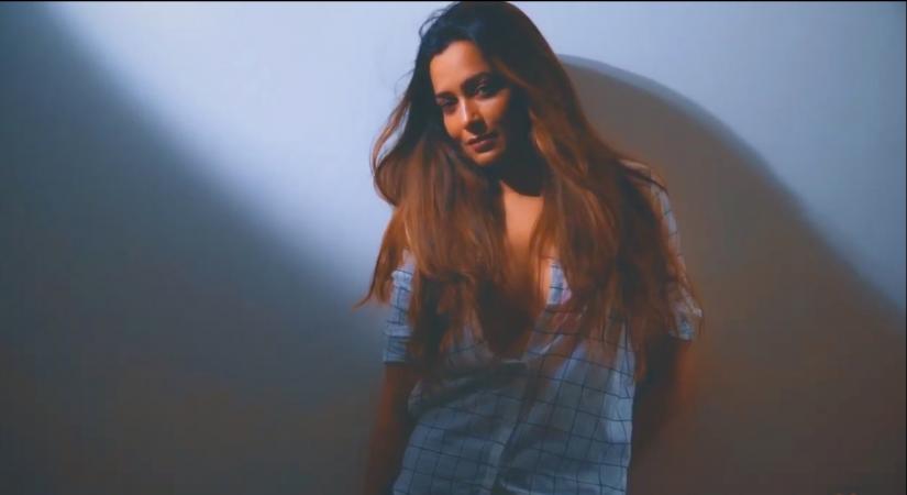 Actress Samikssha Batnagar has lent her voice to a cover version of "Isharon isharon mein dil lene wale" from the movie "Kashmir Ki Kali", originally rendered by legendary singers Asha Bhosle and Mohammed Rafi.