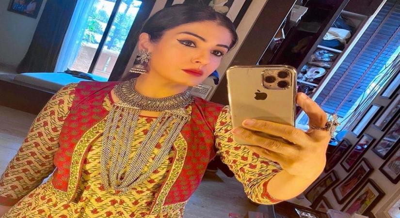 Mumbai, June 16 (IANS) Actress Raveena Tandon has revisited "old wounds", agreeing that camps in Bollywood do exist. She says she has been made fun of, removed from movies by heroes and their girlfriends.