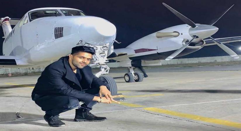 Mumbai, July 3 (IANS) Singer Guru Randhawa has been flaunting his all-new, perfectly toned body on social media.