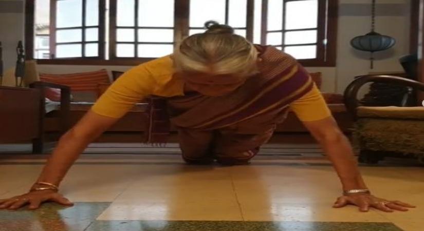 Milind Soman's mom pulls off 15 push-ups in saree at the age of 81.
