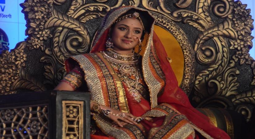 Covid-19 effect: Paridhi Sharma turns make-up artist, chef