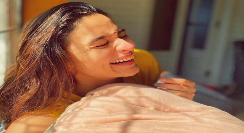 Mumbai, July 4 (IANS) Alia Bhatt's new pet kitten Juniper can take selfies! The actress took to Instagram on Saturday to introduce her new pet to the world, a black kitten she has named Juniper. Alia shared a selfie with her new pet and sister Shaheen Bhatt.