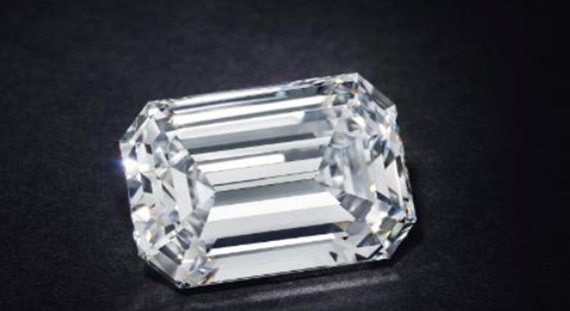 Christie's achieves record price for jewel sold in online.