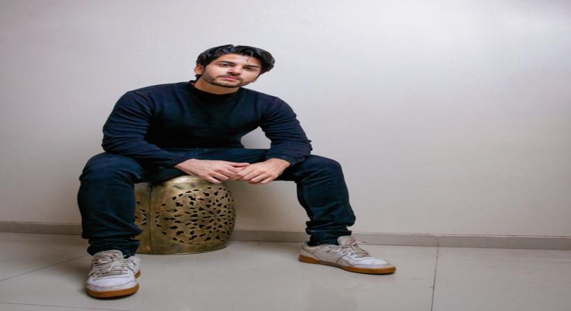 Ramayan actor Sunil Lahiri's son Krish Pathak features in new music video.