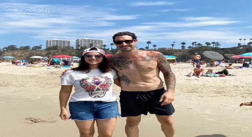 Sunny Leone spends beach time with hubby.