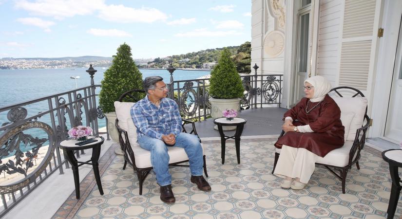 Aamir Khan meets First Lady of Turkey, Twitterati not happy.