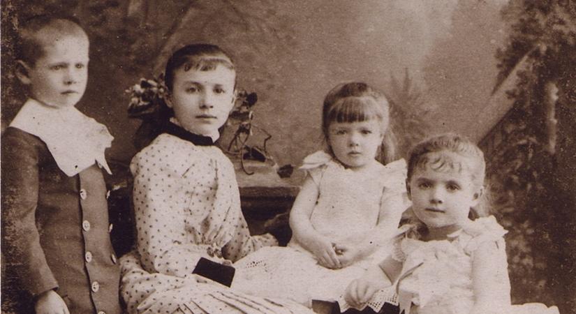 Bombay 1 Adolescent Marguerite, around 1885, surrounded by her brother Paul and her sisters Jeanne and Suzanne (her youngest sister, Elisabeth, born in 1883, is absent from the photo)