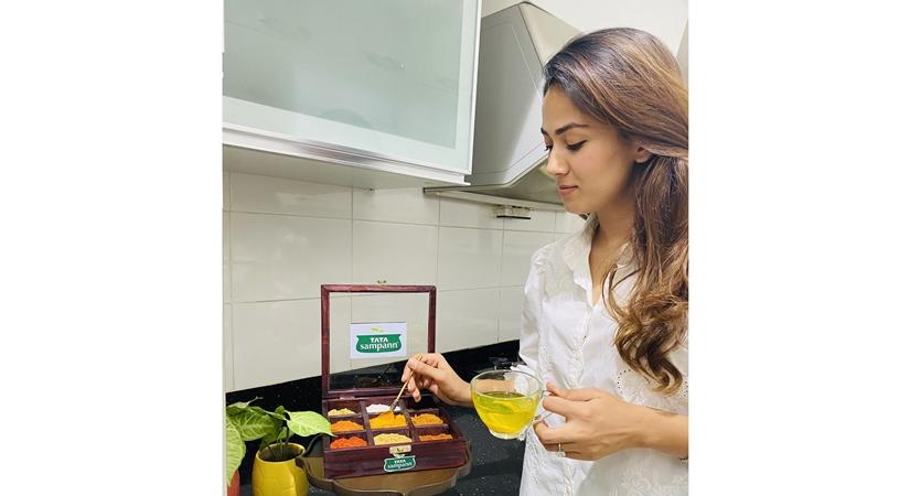 Mira Kapoor creating her Sampann immunity drink, a Tata Sampann haldi kadha for a Sarvagunn Sampann way to health! So go on, and #SpiceUpYourHealth.