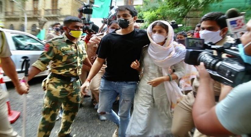 Mumbai, Aug 12 (IANS) The Enforcement Directorate (ED), probing the money laundering case in connection with late Bollywood actor Sushant Singh Rajput, has seized the mobile phones of his girlfriend Rhea Chakraborty, her brother Showik, and her father Indrajit, sources said on Wednesday.