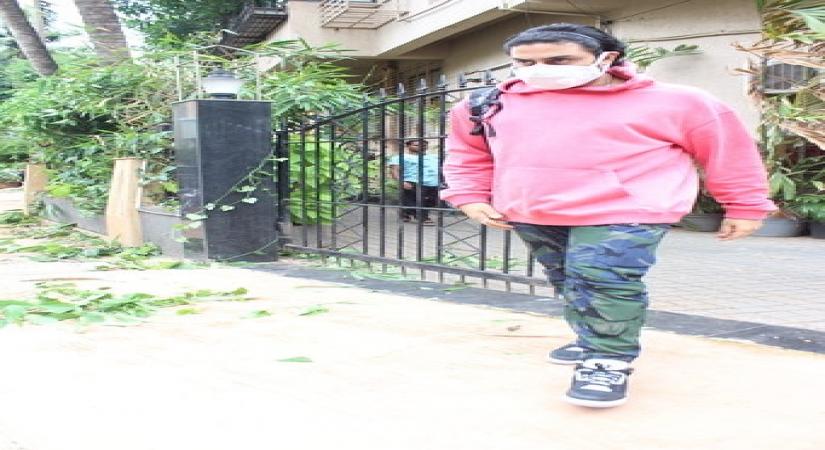 Mumbai, Aug 6 (IANS) There are no discharge plans yet for actor Abhishek Bachchan, who is undergoing treatment for Covid-19 in hospital for over 26 days now, going by a picture he shared on social media.