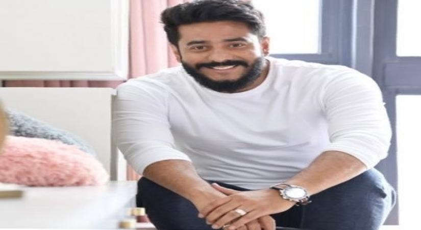 Bengali filmmaker Raj Chakraborty, ex-Minister test corona.