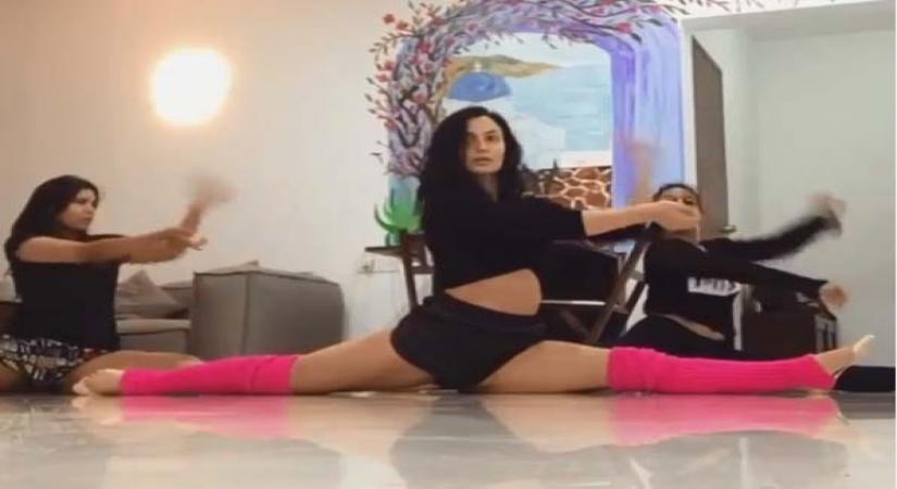 Elli AvrRam does the full split in her new post.