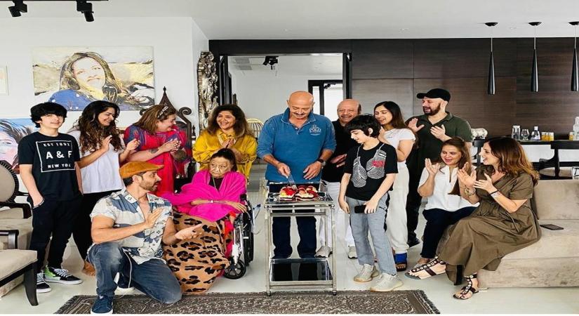 Hrithik Roshan suspects his folks are 'growing up'