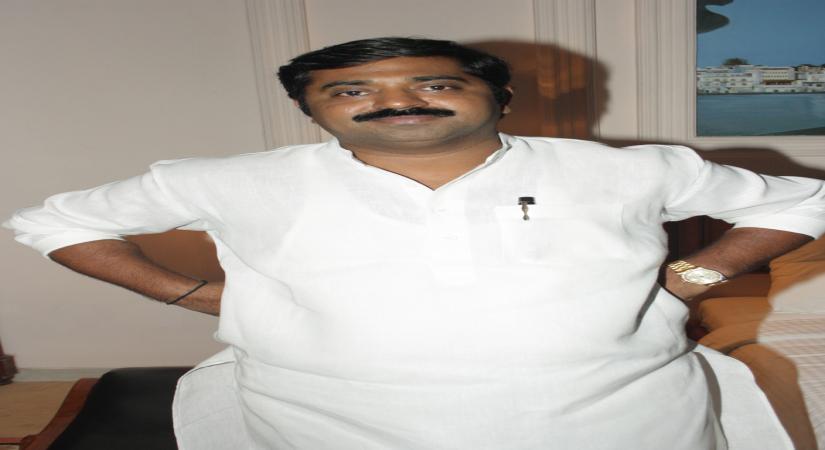 BJP MLA backs Kangana Ranaut against Shiv Sena MP Sanjay Raut