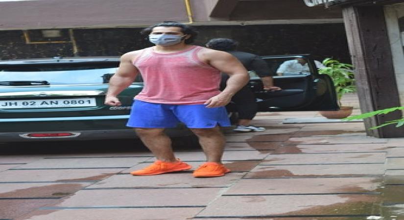 Mumbai: Actor Varun Dhawan seen at Juhu in Mumbai on Sep 7, 2020. (Photo: IANS)