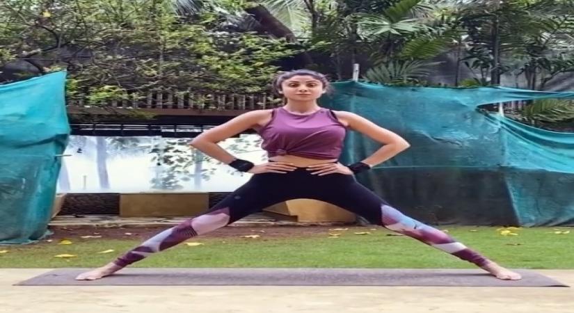 Shilpa - Shetty Best way to start my day and week is with yoga .