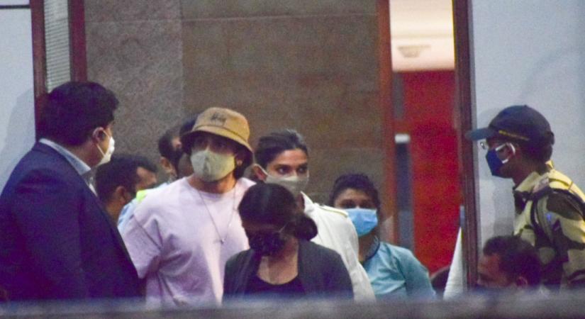 Mumbai: Actor couple Ranveer Singh and Deepika Padukone seen at the Chhatrapati Shivaji Maharaj International Airport after they returned to Mumbai from Goa, on Sep 24, 2020. The Narcotics Control Bureau (NCB) has summoned actress Deepika Padukone in a drug case related to the death of actor Sushant Singh Rajput. (Photo: IANS)