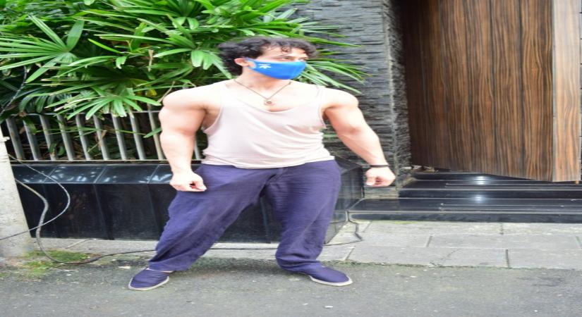 Mumbai: Actor Tiger Shroff seen in Mumbai's Bandra on September 20, 2020. (Photo: IANS)