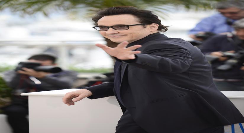 CANNES, May 19, 2014 (Xinhua) -- US actor John Cusack poses during the photocall for "Maps To The Stars" at the 67th Cannes Film Festival in Cannes, France, May 19, 2014. The movie is presented in the Official Competition of the festival which runs from May 14 to 25. (Xinhua/Ye Pingfan/IANS)