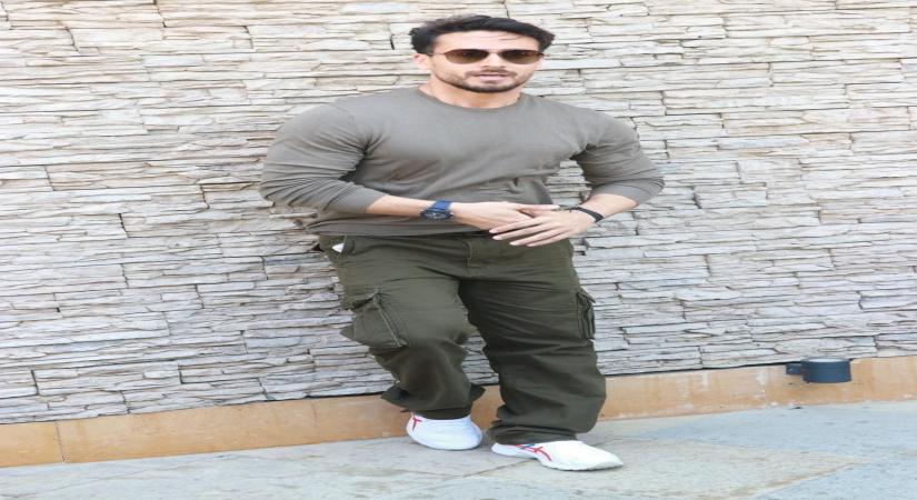 Tiger Shroff does deadlifts with 220 kilos of weight