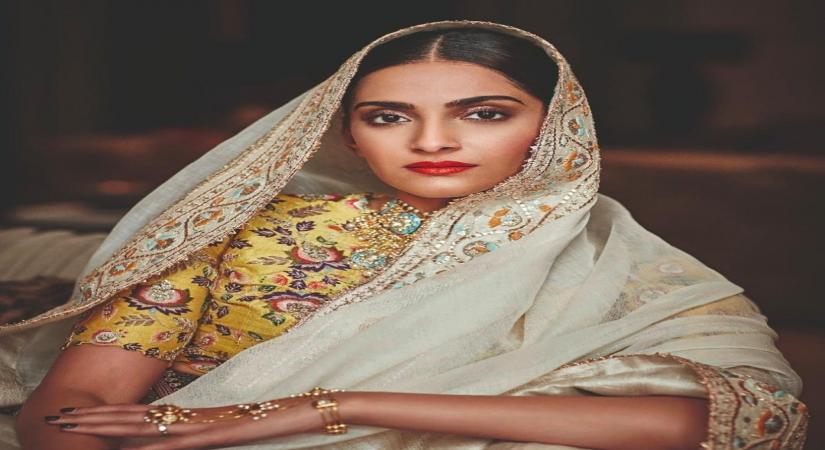 Kangana calls Sonam Kapoor 'mafia bimbo', Rhea a 'small time druggie'.