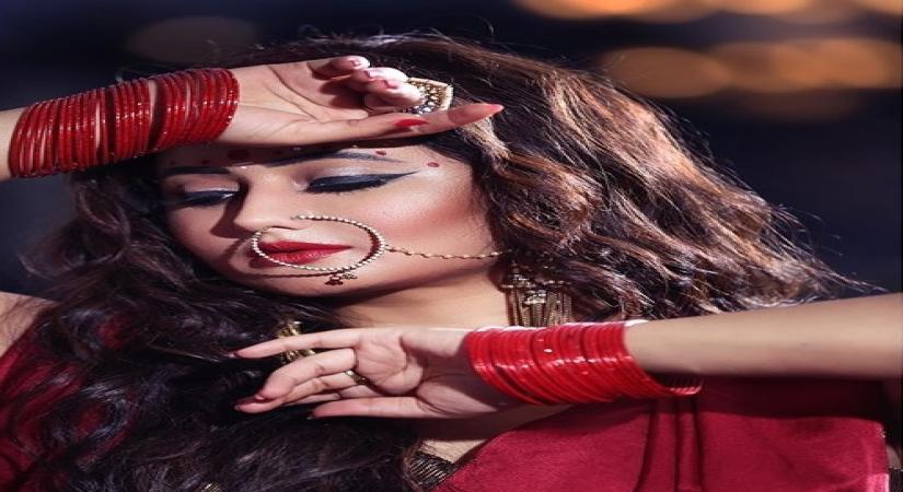 Rashami Desai turns 'Bangali girl' to celebrate Puja fervour.